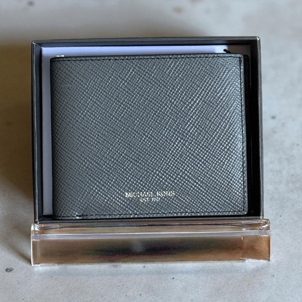 NWT Michael Kors Men’s Leather Harrison Wallet in Greyhound! New in Box!